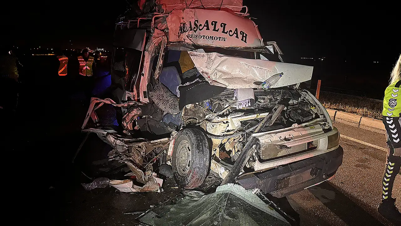 Kaza ihbarının ardından bölgeye çok sayıda sağlık, polis ve jandarma ekibi sevk edilerek yaralılara ilk müdahale yol üzerinde yapıldı.