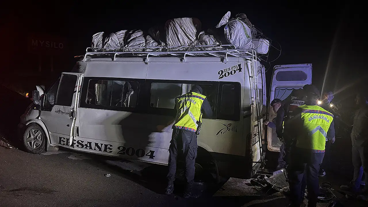 Aksaray-Konya kara yolunun 35. kilometresinde tarım işçilerini taşıyan minibüs ile tırın çarpışması sonucu ortalık savaş alanına döndü.