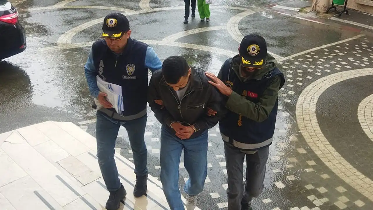Operasyon kapsamında çok sayıda boş sigara paketi ve bandrol ele geçirilirken, gözaltına alınan şüpheli şahıslar hakkında adli işlem süreci resmen başlatıldı.
