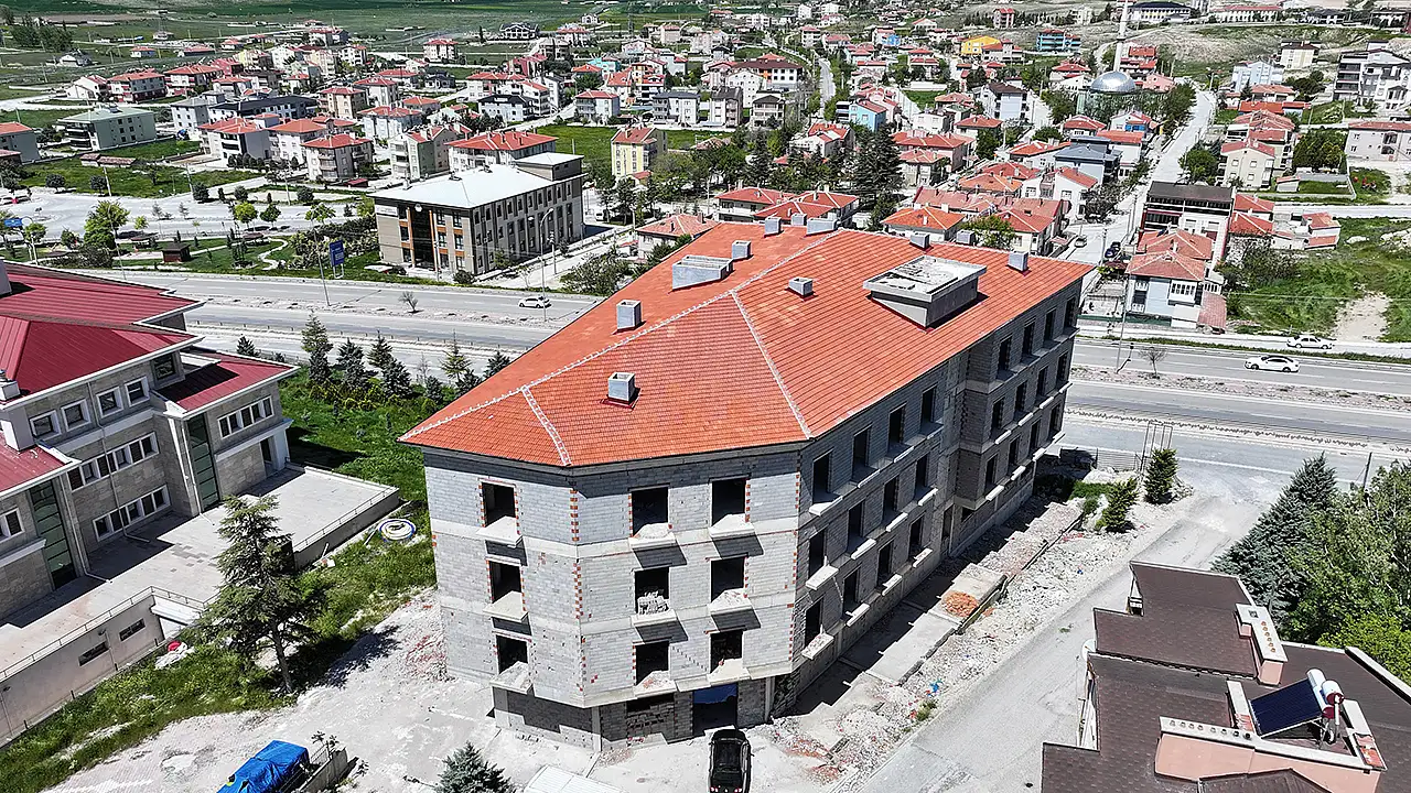 Çevre yatırımlarına değinen Başkan Altay, yapılan arıtma tesisleri sayesinde Tuz Gölü'ne arıtılmadan tek bir metreküp suyun bile bırakılmadığını açıkladı.
