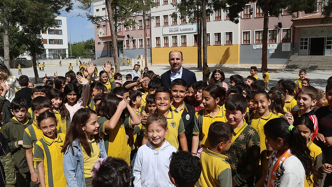 Konya Büyükşehir Belediye Başkanı Uğur İbrahim Altay, yıllar önce eğitim gördüğü Meram Selçuk İlkokulu’nu ziyaret ederek anılarını tazeledi.