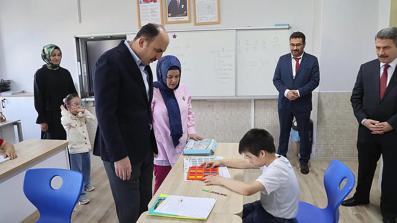 Öğrencilerin yoğun ilgisiyle karşılanan Başkan Altay, sınıfları gezerek çocuklarla eğitim hayatları ve hayalleri üzerine sohbet etti.