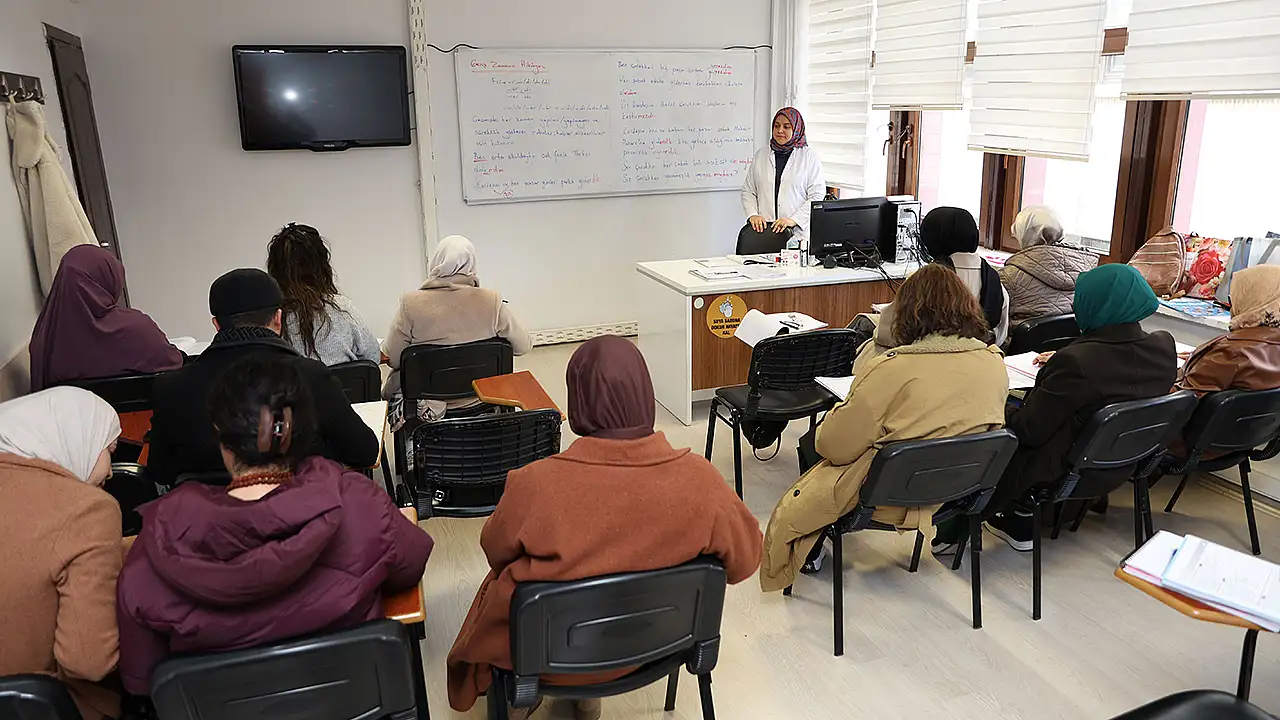 Kurulduğu günden bu yana 841 branşta 2 milyona yakın vatandaşın hayatına dokunan KOMEK'in önemine dikkat çeken Büyükşehir Belediye Başkanı Uğur İbrahim Altay, tüm hemşehrilerini KOMEK ailesine davet etti.
