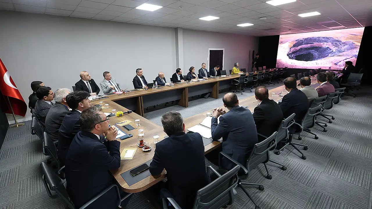 Konya Büyükşehir Belediyesi Konevi Yerleşkesi’nde bir araya gelen kent protokolü dev yatırımı masaya yatırırken Konya Jeopark Projesi’nin tanıtım ve değerlendirme toplantısı başarıyla tamamlandı.