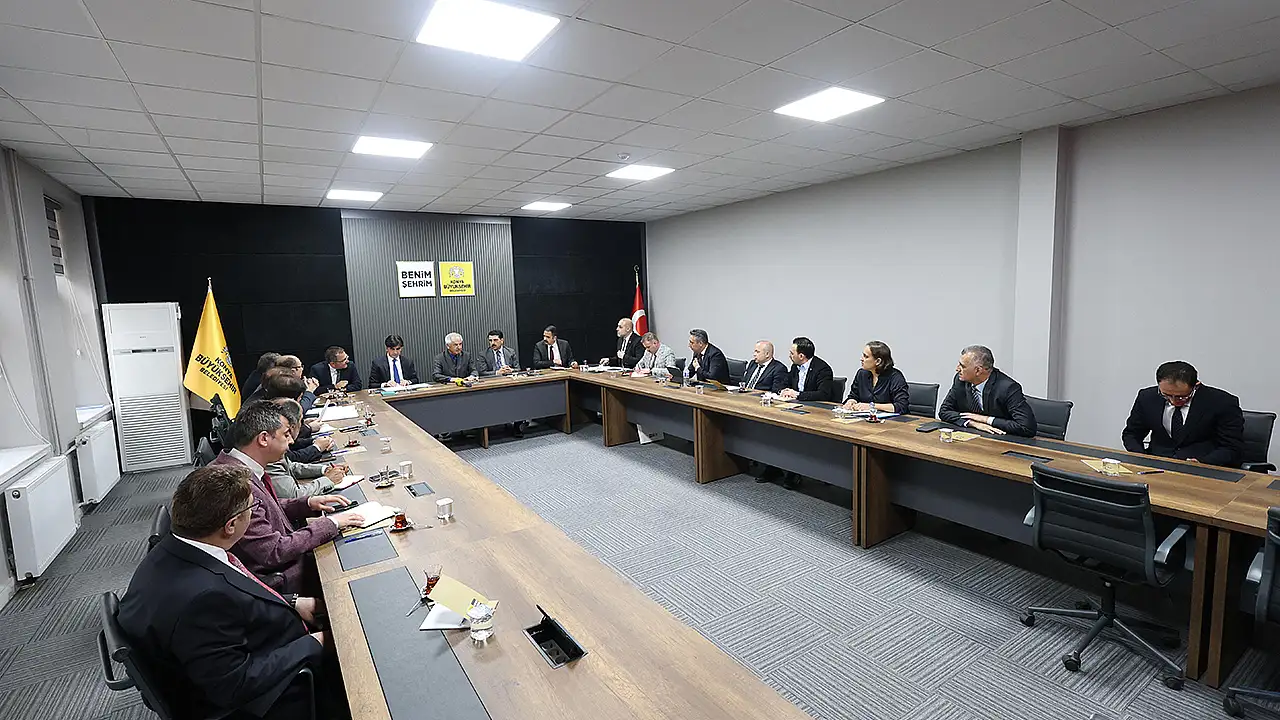 Karapınar Kaymakamı Şenol Öztürk ve Karapınar Belediye Başkanı İbrahim Önal'ın da hazır bulunduğu toplantıya KOP, MEVKA, MTA ve Doğa Koruma Bölge Müdürlüğü gibi çok sayıda stratejik paydaş kurumun yöneticisi katıldı.