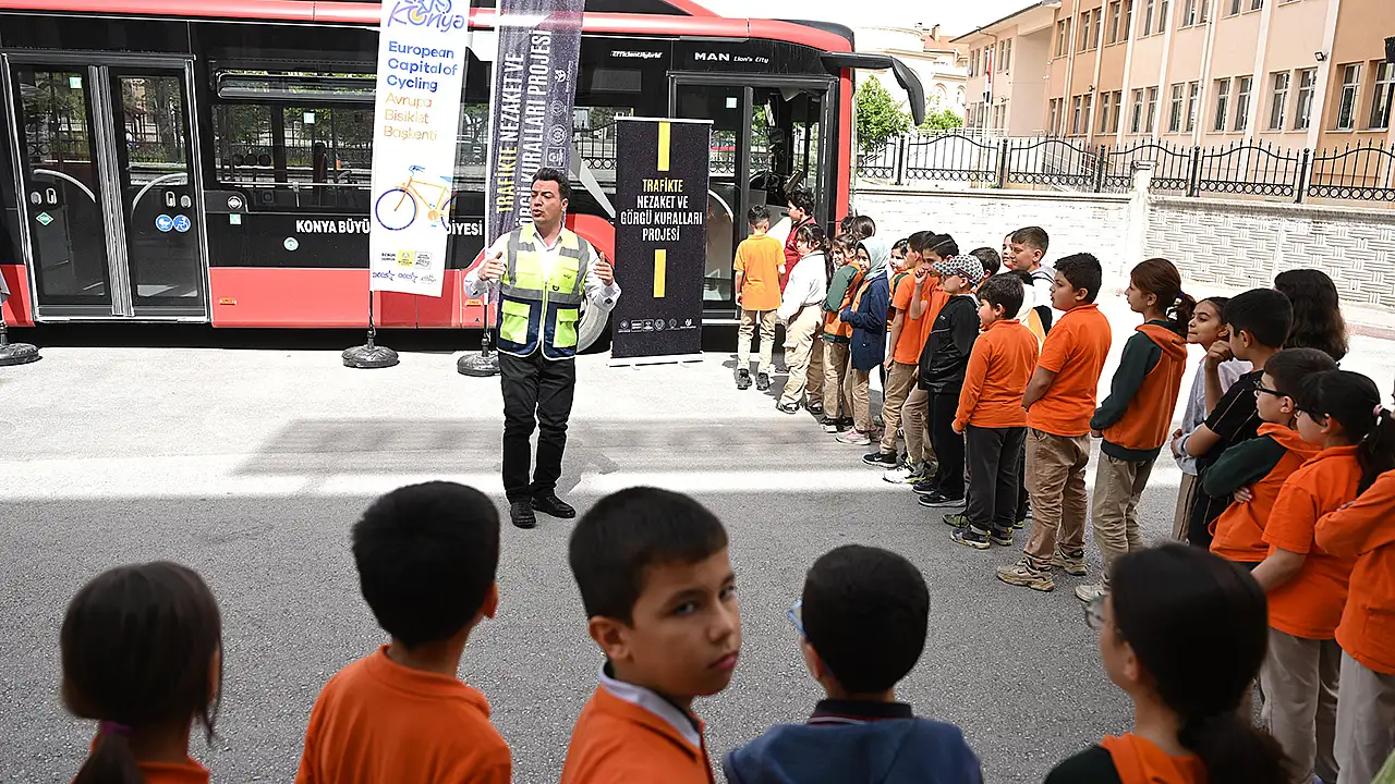 Eğitim kapsamında öğrenciler; toplu taşıma araçlarında yaşlılara, engellilere ve hamilelere öncelik verilmesi konusunu uygulamalı olarak öğreniyor.