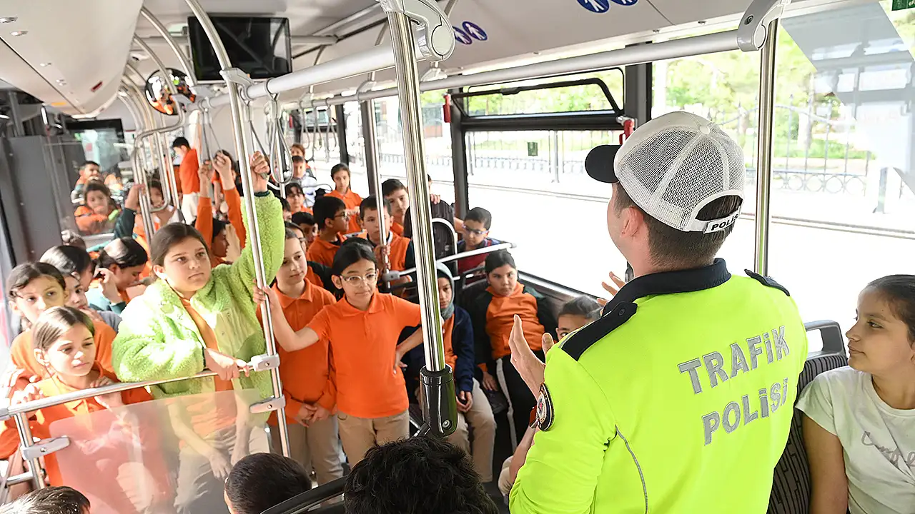 Konya Büyükşehir Belediyesi'nin "Nezaket Otobüsü", okulları ziyaret ederek öğrencilere trafik ve görgü kurallarını eğlenceli şekilde öğretiyor.