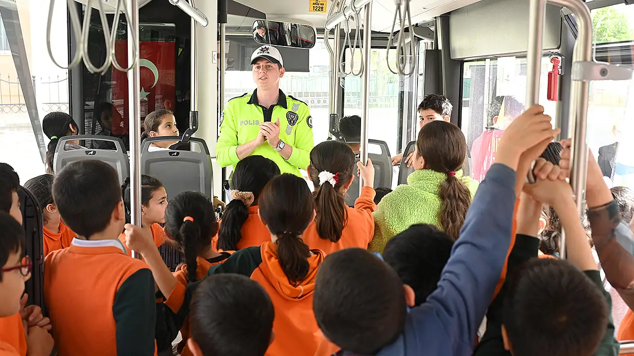 Başkan Uğur İbrahim Altay, projeyle çocukların erken yaşta bilinçlenmesini ve trafikte nezaket kültürünün yaygınlaşmasını hedeflediklerini söyledi.