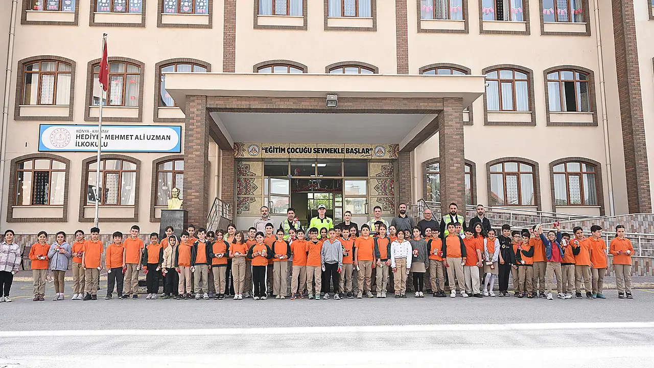 Konya Büyükşehir Belediyesi'nin "Nezaket Otobüsü", okulları ziyaret ederek öğrencilere trafik ve görgü kurallarını eğlenceli şekilde öğretiyor.