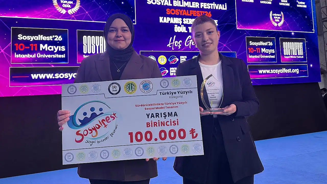 Konya Büyükşehir Belediyesi Sosyal İnovasyon Ajansı (SİA) ekibi, SosyalFest 2026'da kazandıkları Türkiye birinciliği ödülüyle birlikte.