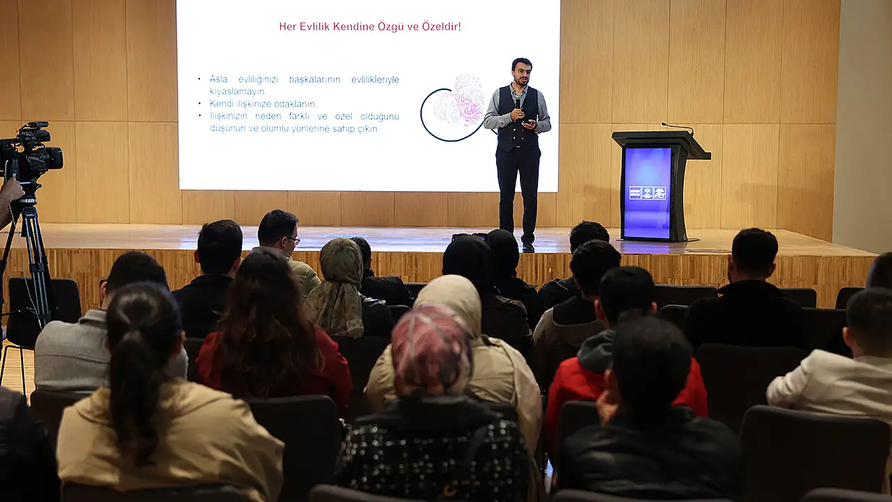Programın açılışında konuşan Büyükşehir Belediyesi Genel Sekreteri Ercan Uslu aile müessesesinin korunmasının toplumsal bir varlık yokluk meselesi olduğuna dikkat çekti.