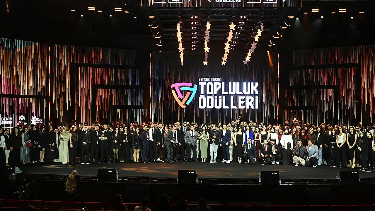 Programda gençlere hitap eden Konya Büyükşehir Belediye Başkanı Uğur İbrahim Altay üniversite öğrencilerine yapılan eğitim desteğinin toplamda 148 milyon liraya ulaştığını açıkladı.