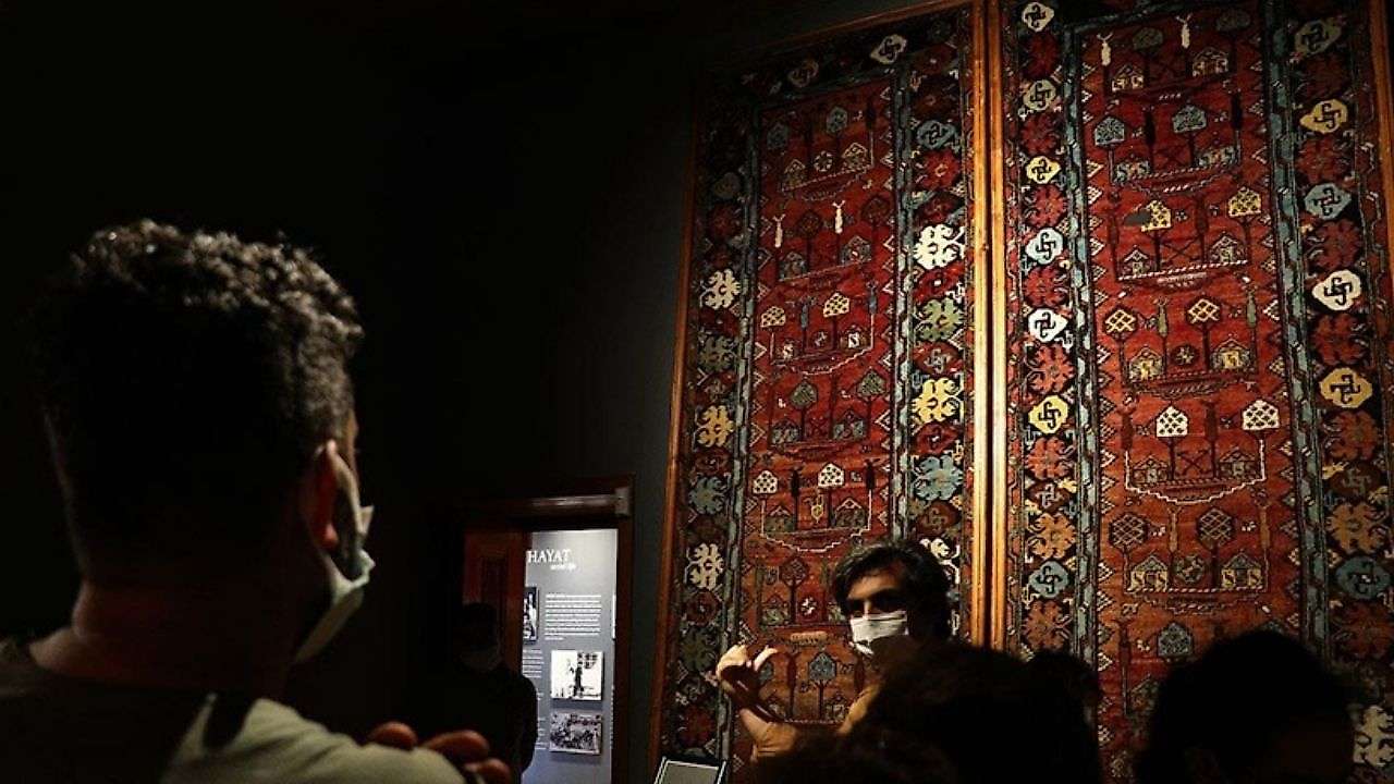 Konya'da 100 yıllık halı ilgi görüyor