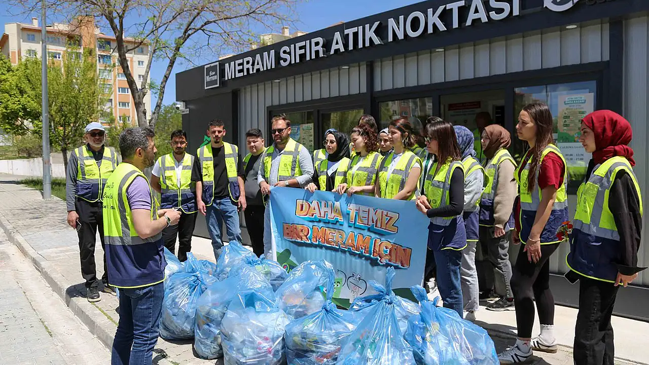 Toplanan plastik, cam ve kağıt atıklar ayrıştırılarak geri dönüşüm sistemine kazandırıldı; çevre kirliliğine karşı toplumsal farkındalık vurgulandı.