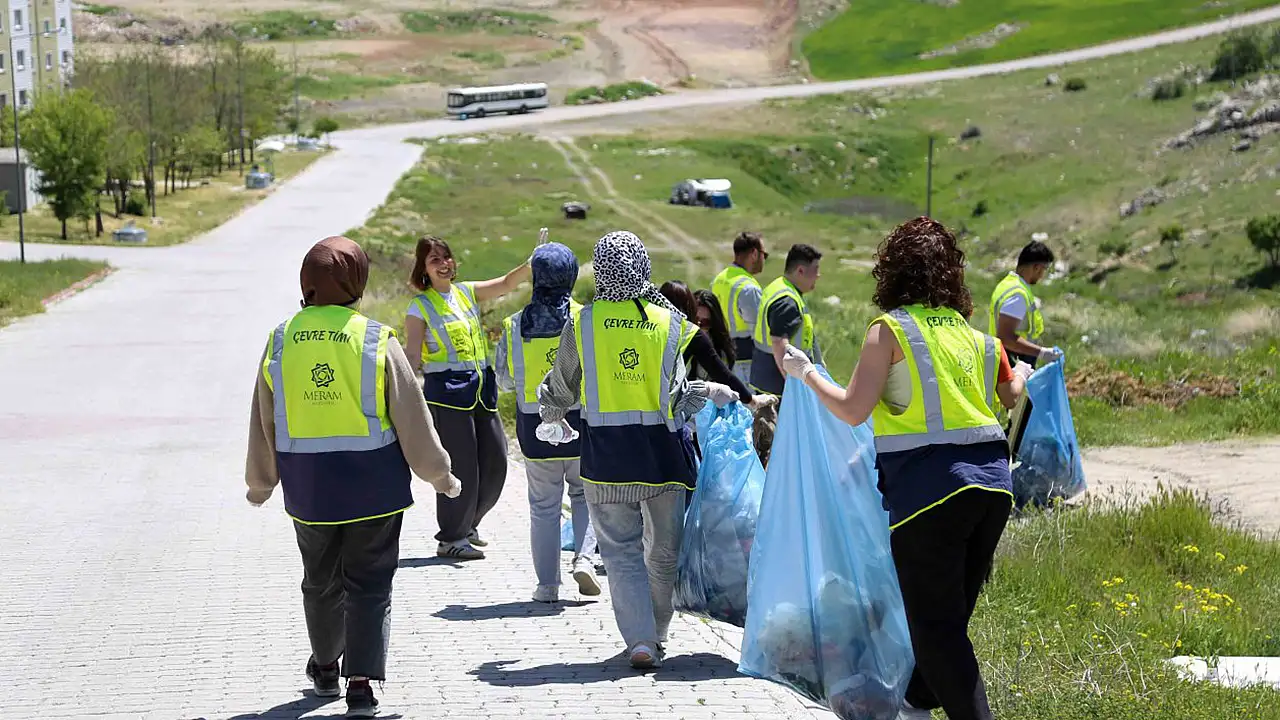 Etkinlik kapsamında Gödene Sıfır Atık Noktası'nı ziyaret eden öğrencilere, Meram Çevre Kart projesinin işleyişi ve avantajları tanıtıldı.
