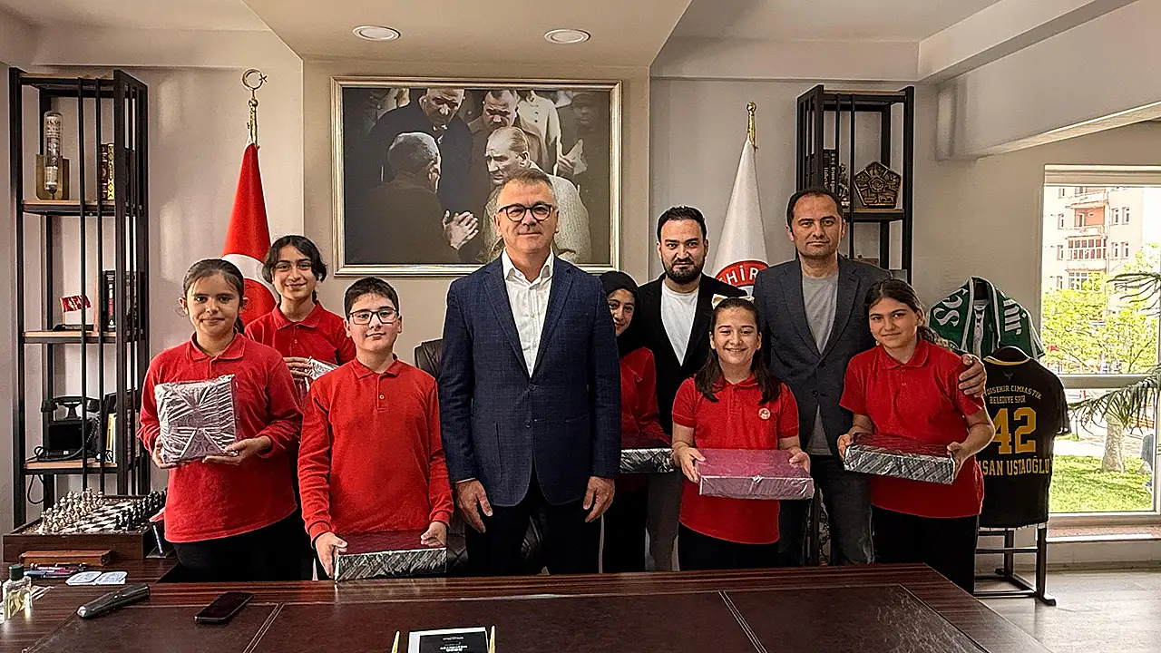 Konya'da Kitap Okuma Projesi kapsamında öğrenciler ödüllendirildi