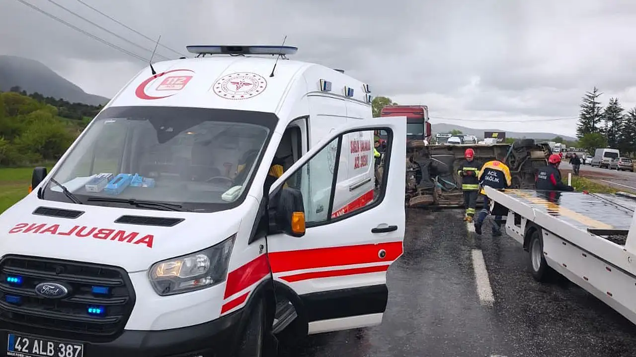 Konya'da kontrolden çıkan minibüs yan yattı