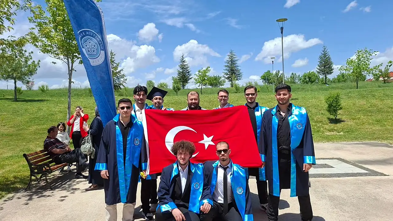 Konya'da üniversite öğrencileri mezuniyet heyecanı yaşadı