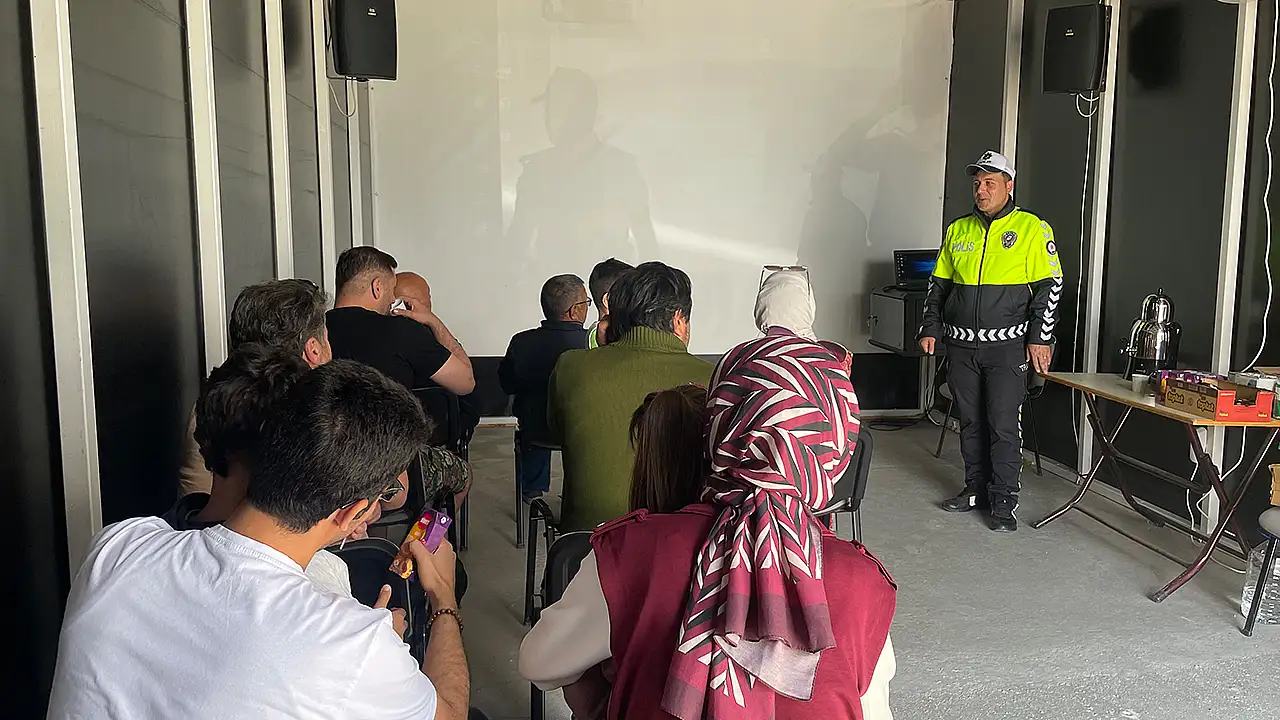 Konya İl Emniyet Müdürlüğü'ne bağlı trafik ekipleri, Kurban Bayramı tatili öncesinde şehirlerarası kara yollarında oluşabilecek kazaları en aza indirmek için 'yaşam tüneli' uygulamasını başlattı.