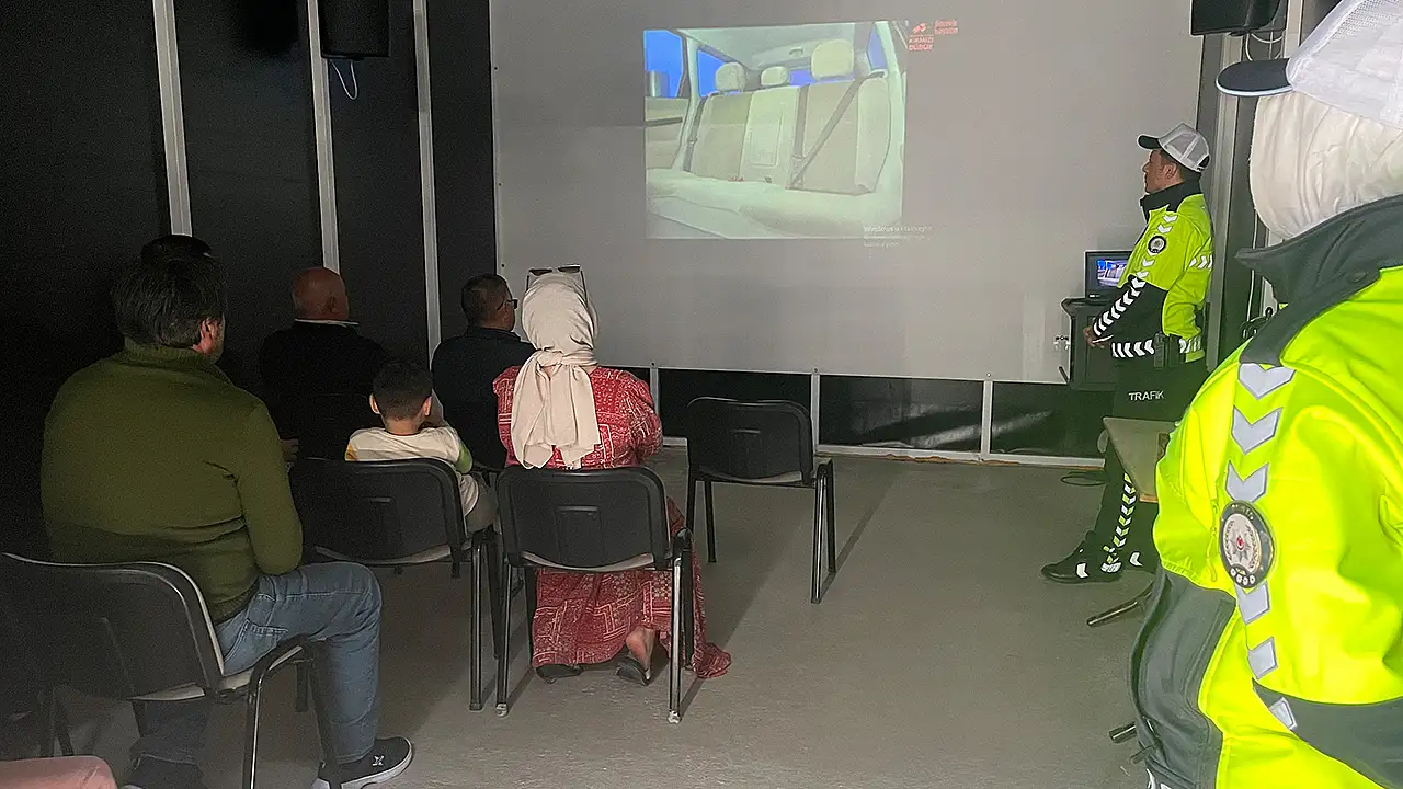 Uygulama noktalarında durdurularak tünele davet edilen sürücülere, emniyet kemeri kullanımının hayati önemi ve seyir halinde cep telefonu kullanımının doğurduğu tehlikeler kısa videolarla anlatıldı.