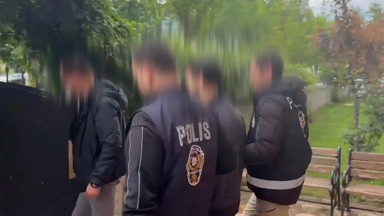 Siber Suçlarla Mücadele ekiplerinin dijital materyalleri incelediği operasyon anı kameralara yansırken; Konya dahil 17 ilde yasa dışı bahis şebekesine darbe indirildi.