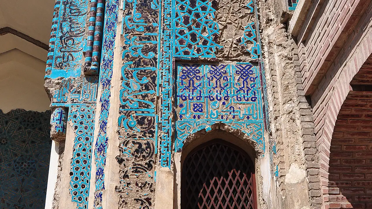 Konya'daki bu medrese görenleri renkleriyle büyülüyor
