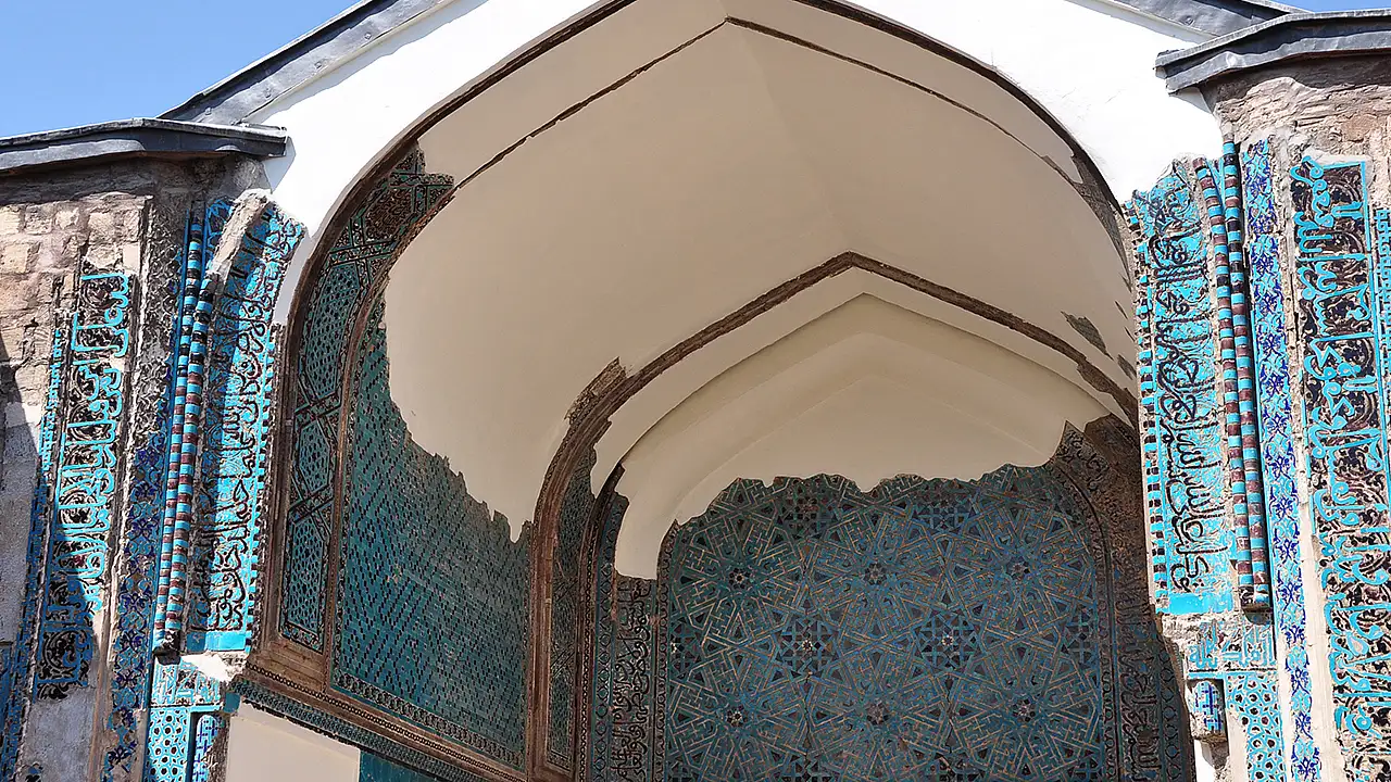 Konya'daki bu medrese görenleri renkleriyle büyülüyor