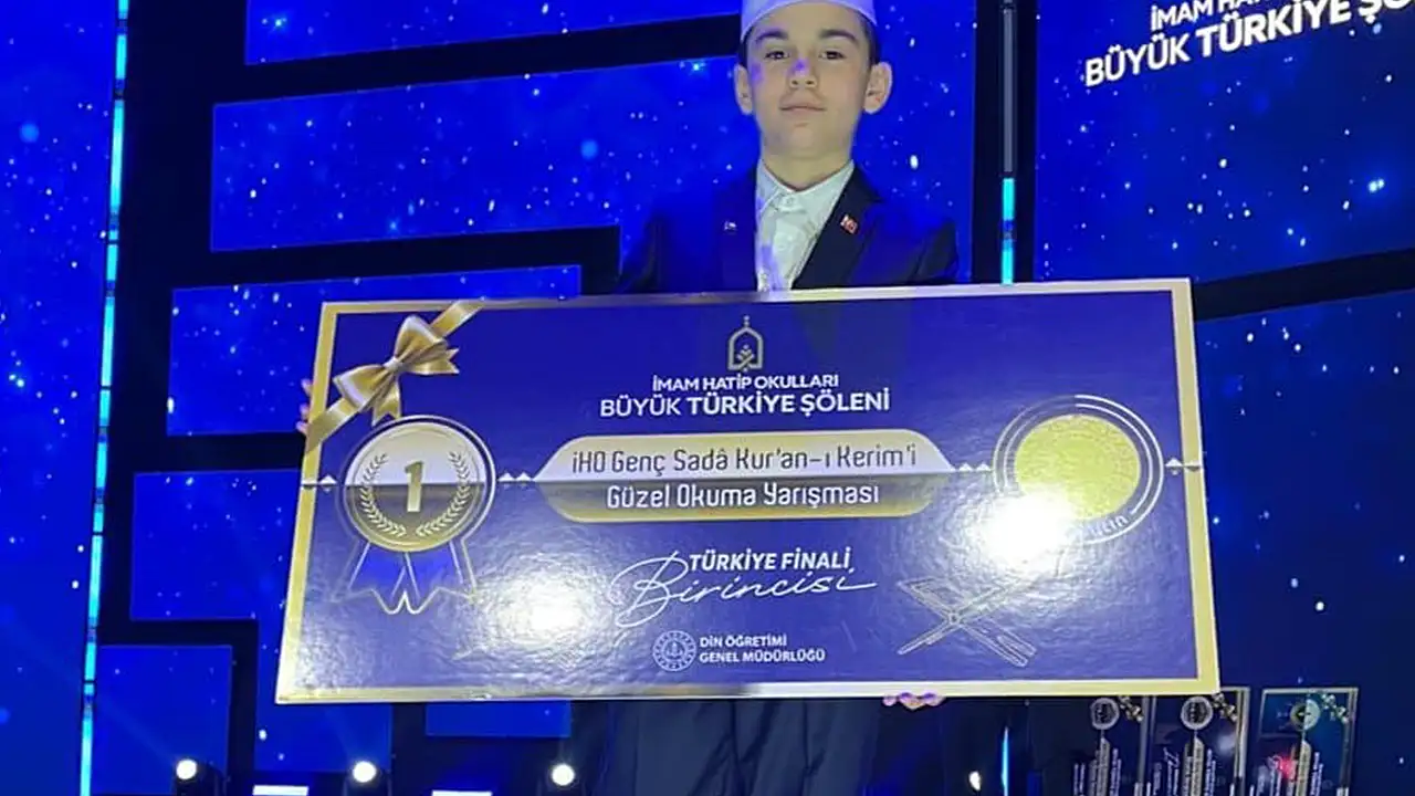 Samsun İlkadım 15 Temmuz Şehitler İmam Hatip Ortaokulu 7. sınıf öğrencisi Emir Kayra Eke, Konya'daki Kur'an-ı Kerim'i Güzel Okuma Yarışması'nda Türkiye birincisi olarak sevincini Cumhurbaşkanı Recep Tayyip Erdoğan ile paylaştı.