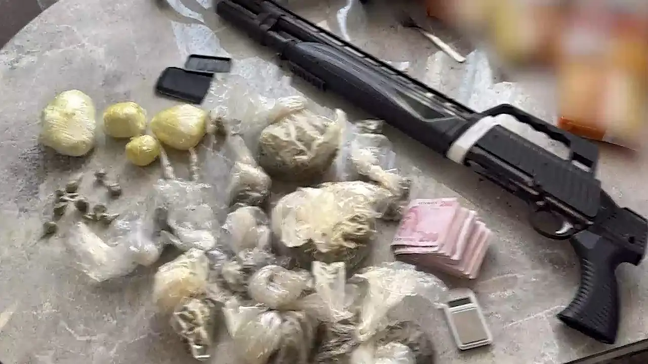 İçişleri Bakanlığı koordinesinde Diyarbakır merkezli 23 ilde zehir tacirlerine yönelik cumhuriyet tarihinin en büyük operasyonlarından biri gerçekleştirildi.