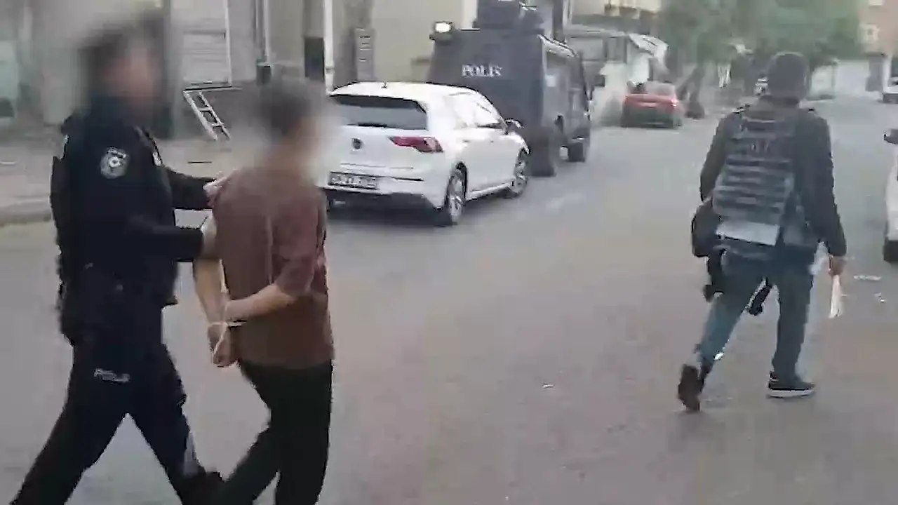Aralarında Konya'nın da bulunduğu illerde, önceden deşifre edilen 302 farklı adrese 2 bin 670 polisin katılımıyla eş zamanlı baskınlar düzenlendi.