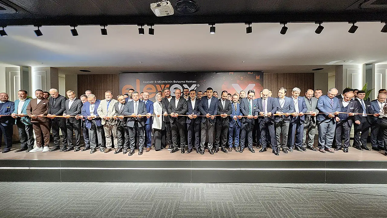 Konya sanayisinin temsilcileri ve oda başkanlarının katılımıyla gerçekleştirilen açılış töreninin ardından heyet fuar alanındaki yenilikçi ürünleri yakından inceledi.