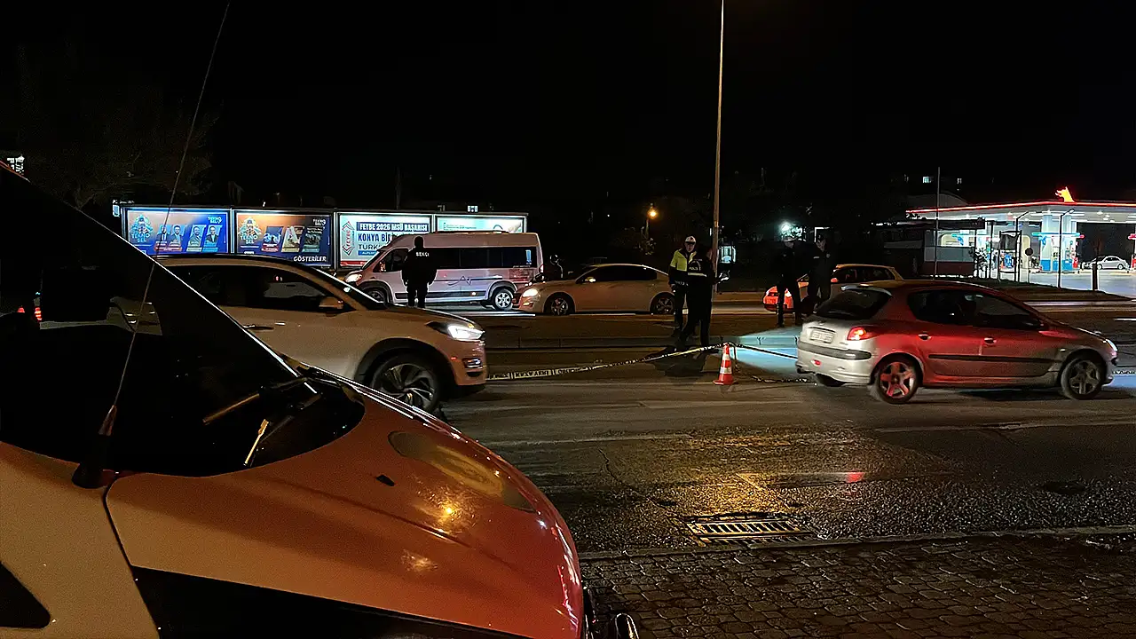 Selçuklu Doç. Dr. Halil Ürün Caddesi üzerinde akşam saatlerinde meydana gelen kazada, bir otomobil karşıya geçmeye çalışan kadına çarptı.