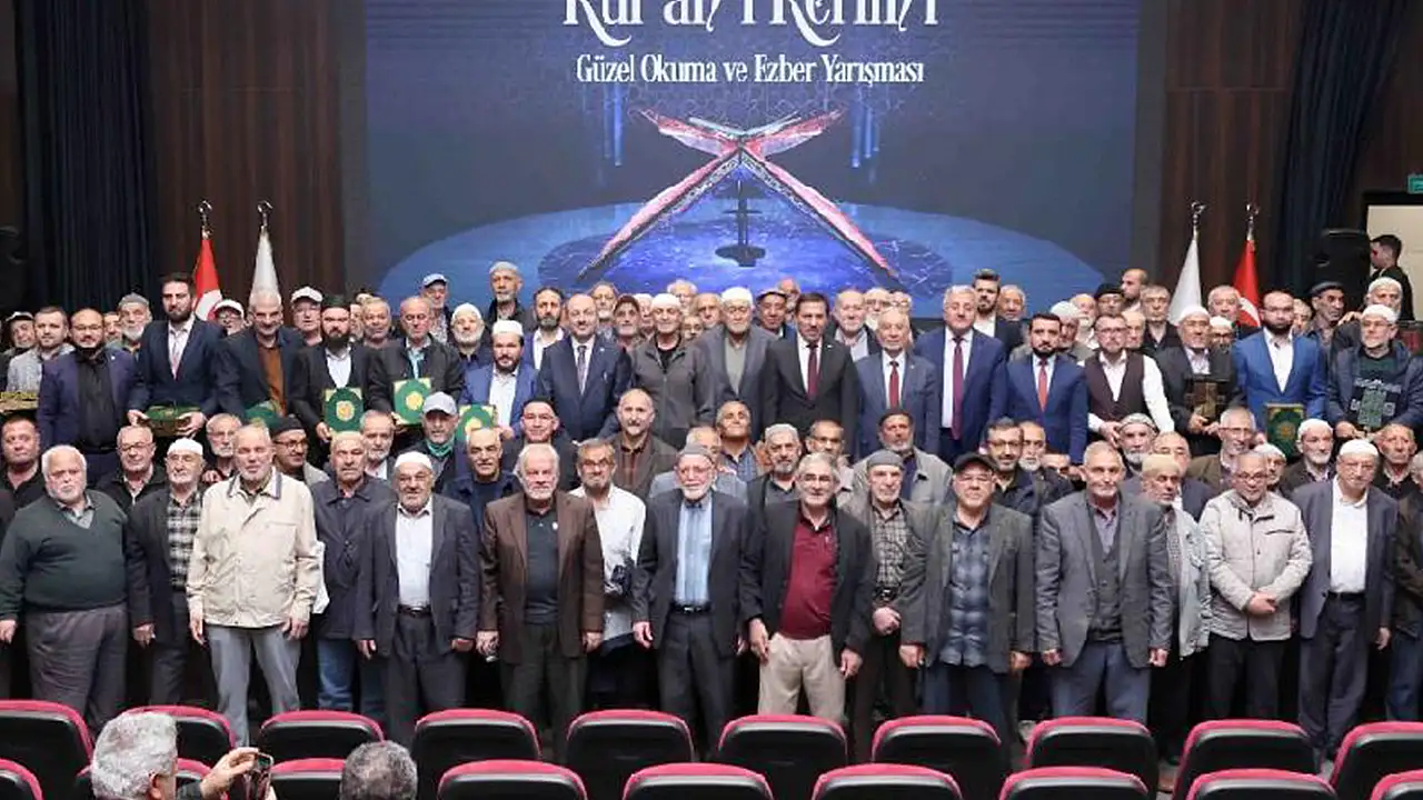 Karatay Belediyesi ve İlçe Müftülüğü iş birliğinde düzenlenen Kur’an-ı Kerim’i Güzel Okuma ve Ezber Yarışması’nın finali Ali Ulvi Kurucu Gençlik Merkezi’nde yapıldı.