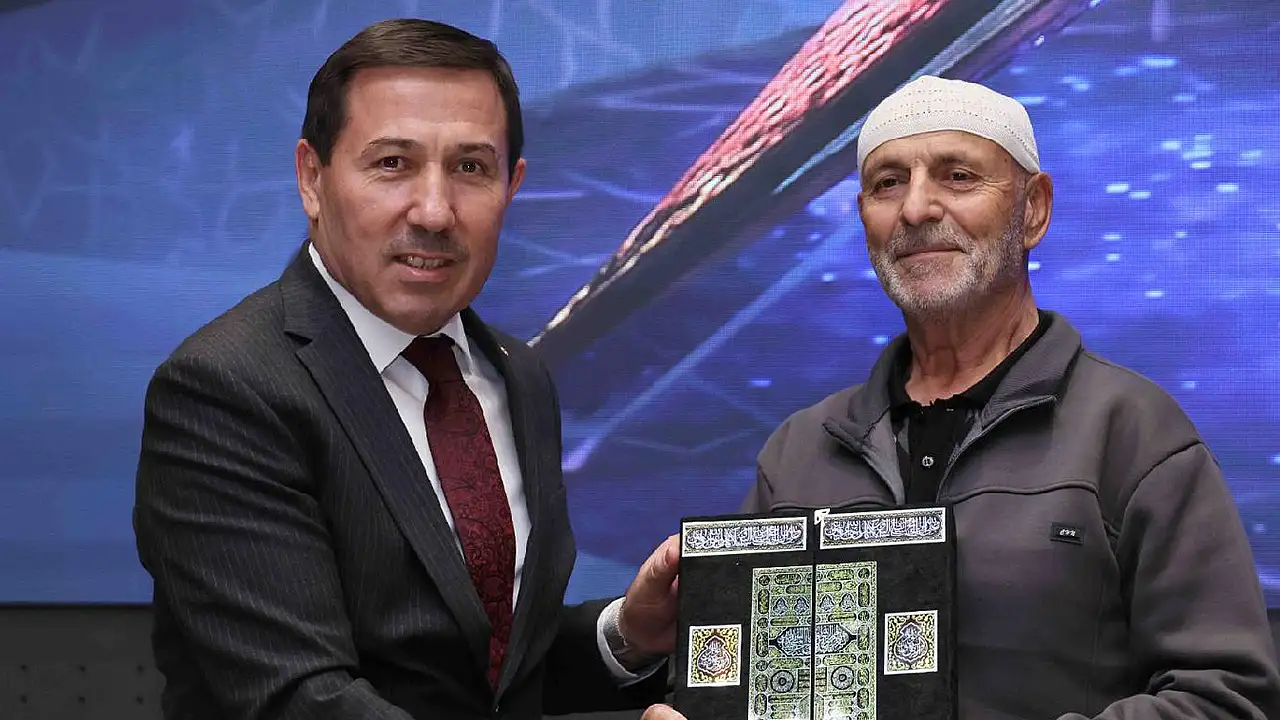 Güzel Okuma" ve "Ezber" olmak üzere iki farklı kategoride düzenlenen yarışmada jüri üyeleri puanlama yaparken manevi bir atmosfer oluştu.