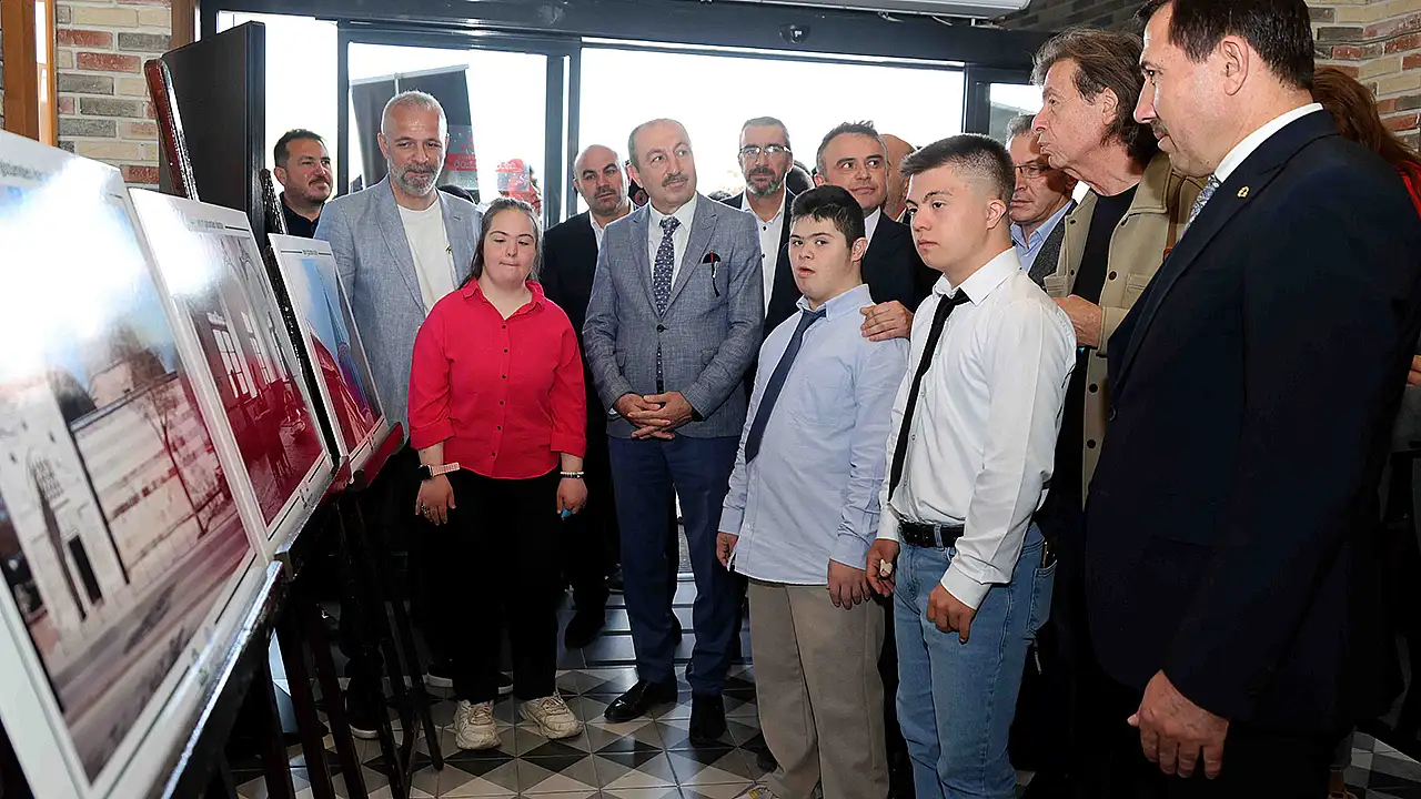 Özel gereksinimli öğrencilerin Karatay’ın farklı noktalarında çektikleri 87 özgün fotoğraf, Kafe Karatay’da yoğun ilgiyle karşılandı.