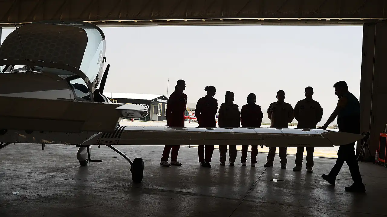 Çocukluk hayallerinin peşinden giderek gökyüzünde tek başlarına uçuş trafiğini yöneten genç pilotlar, aldıkları üst düzey sorumlulukla mesleki alanda büyük bir özgüven tazeliyor.
