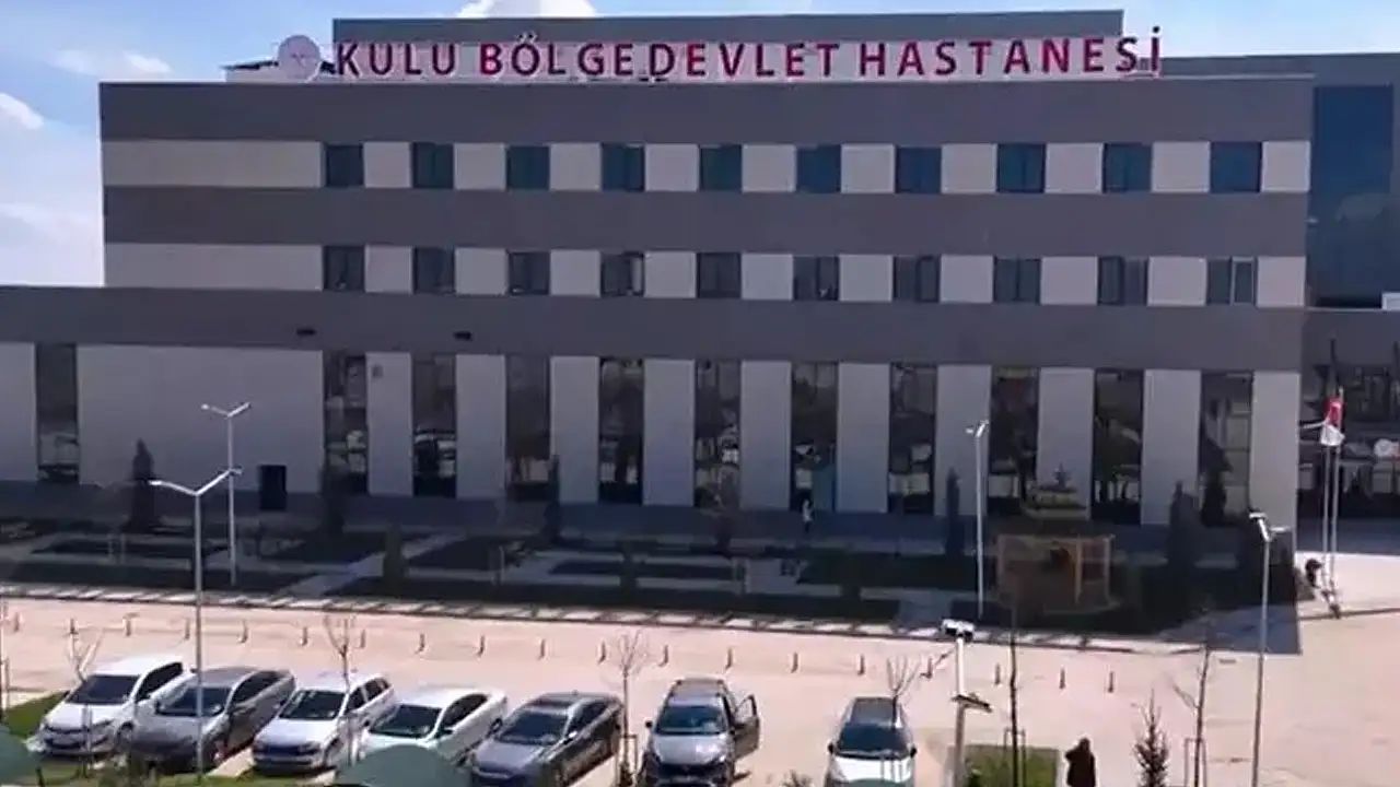 Kazanın ardından araç içerisinde sıkışan sürücü Ömer Demir ve beraberindeki yolcu, olay yerine hızla intikal eden itfaiye ekiplerinin çalışmalarıyla dışarı çıkarıldı.