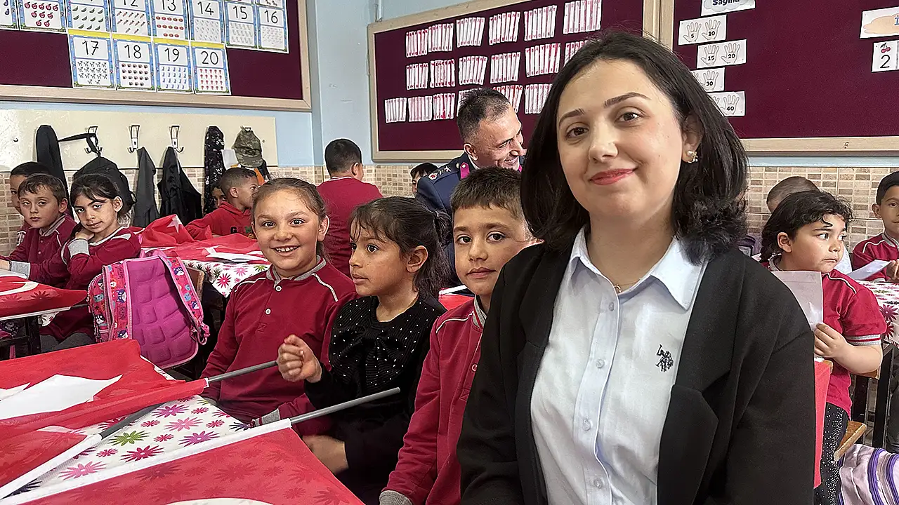 Konya Kulu Kozanlı İlkokulu 1. sınıf öğrencileri, okuma yazmayı öğrendikten sonra kaleme aldıkları ilk mektupları Mehmetçiğe gönderdi.