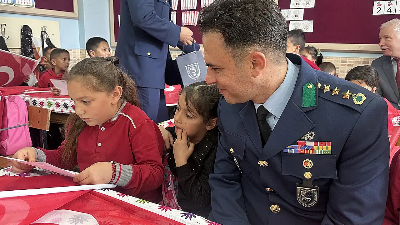 Konya 3. Ana Jet Üs Komutanlığı'nda görevli askeri personel, minik öğrencilerin mektuplarına tek tek cevap yazarak okula ziyarette bulundu.