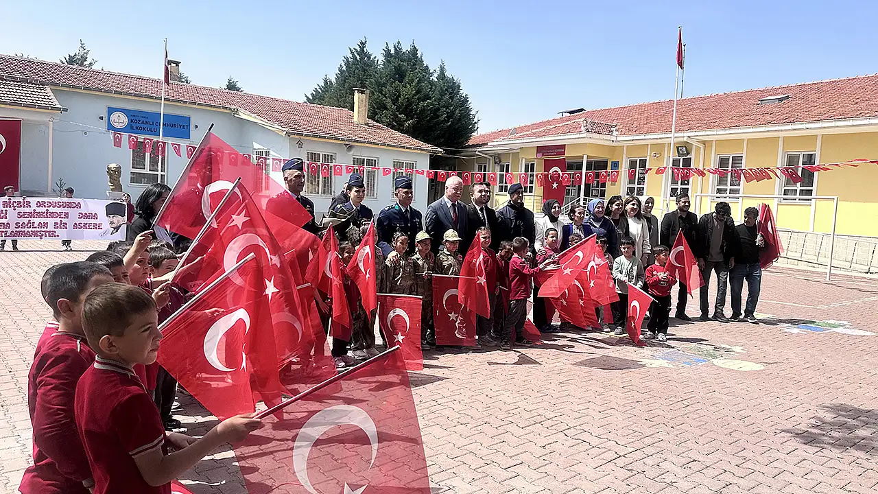 Kurmay Başkanı Hava Piyade Albay Özgür Kılıçarslan, kendisini çiçeklerle karşılayan öğrencilerle yakından ilgilenerek mektuplarını teslim etti.