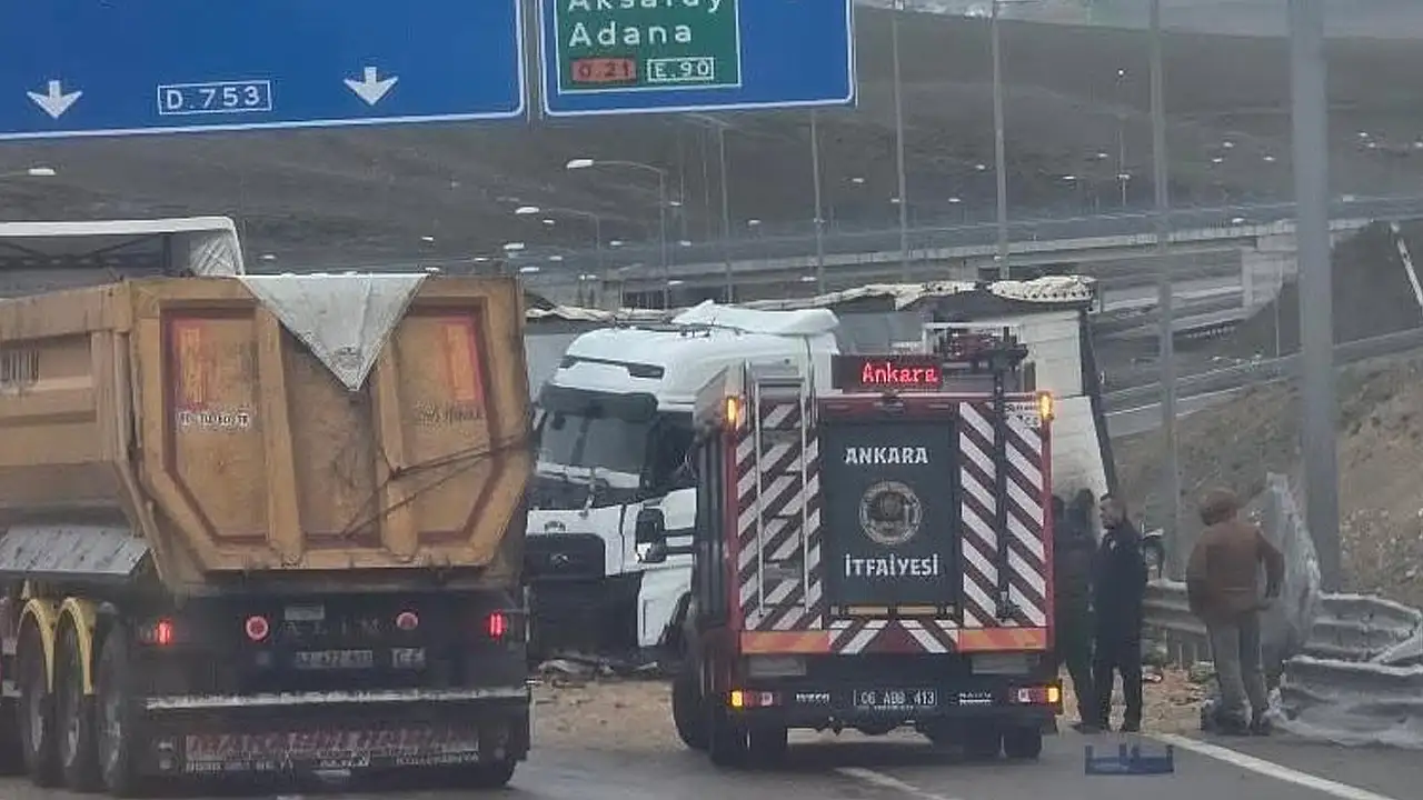 Konya-Kırıkkale kara yolu Kulu Makas mevkiinde sürücüsünün direksiyon hakimiyetini kaybettiği meyve ve sebze yüklü tır kontrolden çıkarak bariyerlere çarptı.
