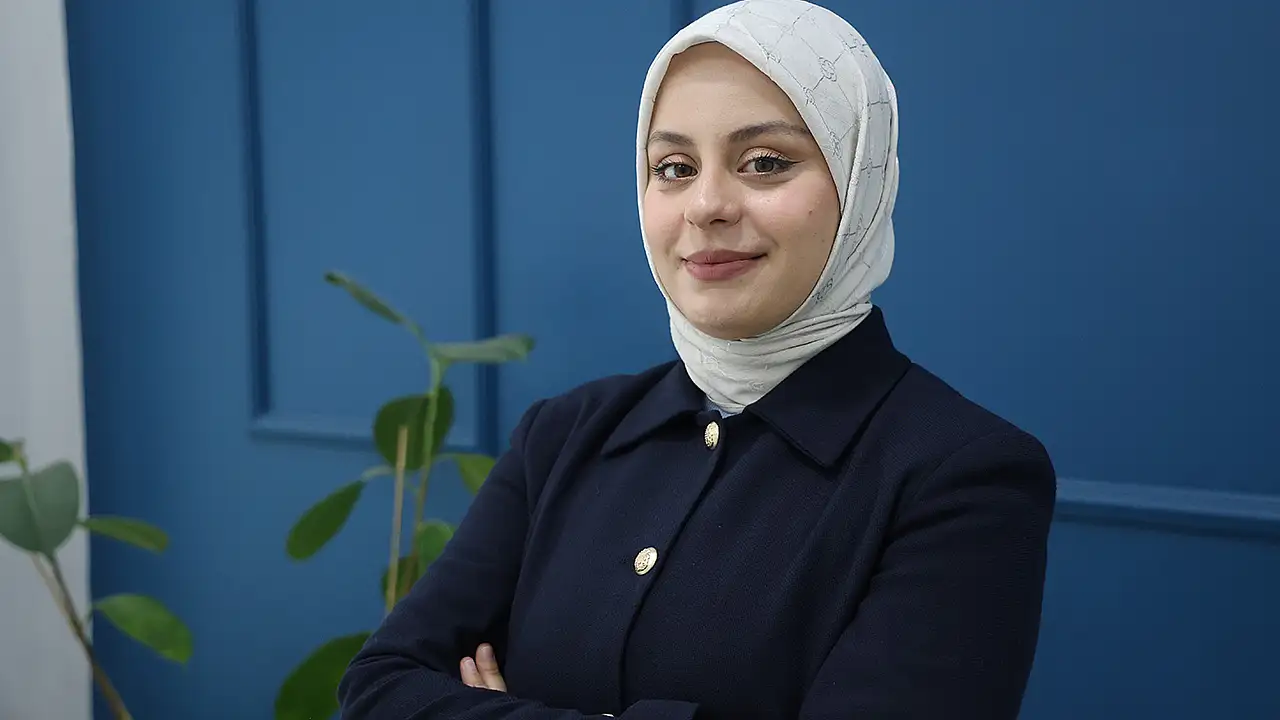 Avukat Esra Betül Türkalp'in Portresi): Yaklaşan Kurban Bayramı öncesinde internet ortamında artış gösteren sahte ilanlara karşı hukuki uyarılarda bulunan Avukat Esra Betül Türkalp, vatandaşların manevi duygularını istismar eden sinsi yöntemleri tek tek deşifre etti.