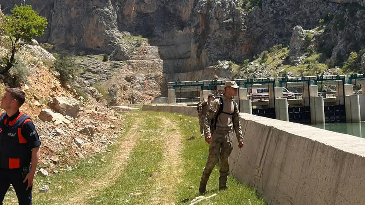 Konya’da 6 gündür kayıp olan Mehmet Ali Erkek’in otomobili, Mavi Boğaz Kanyonu’ndaki bir köprü yakınında terk edilmiş bulundu.