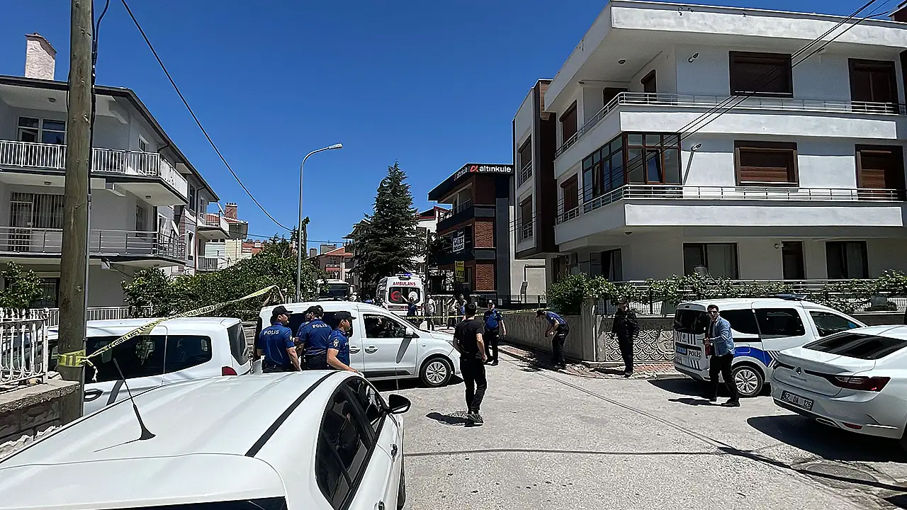 Konya'nın Meram ilçesi Havzan Mahallesi'nde bir şahıs, henüz bilinmeyen bir nedenle tartıştığı anne ve babasını bıçakla katletti.