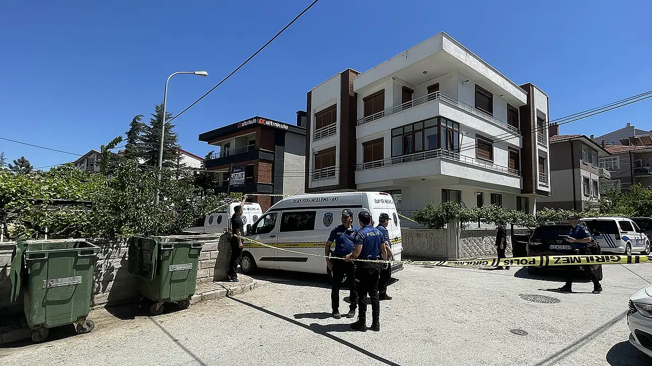 Komşuların ihbarı üzerine olay yerine sevk edilen sağlık ekipleri, Gökhan Dinçer ve eşi Nazife Dinçer'in hayatını kaybettiğini belirledi.