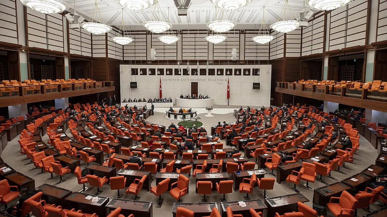 Resmi Gazete'de yayımlanan karara göre, Latif Selvi Okul Saldırıları Araştırma Komisyonu üyesi olarak okullardaki şiddet olaylarını incelemek üzere görevlendirildi.