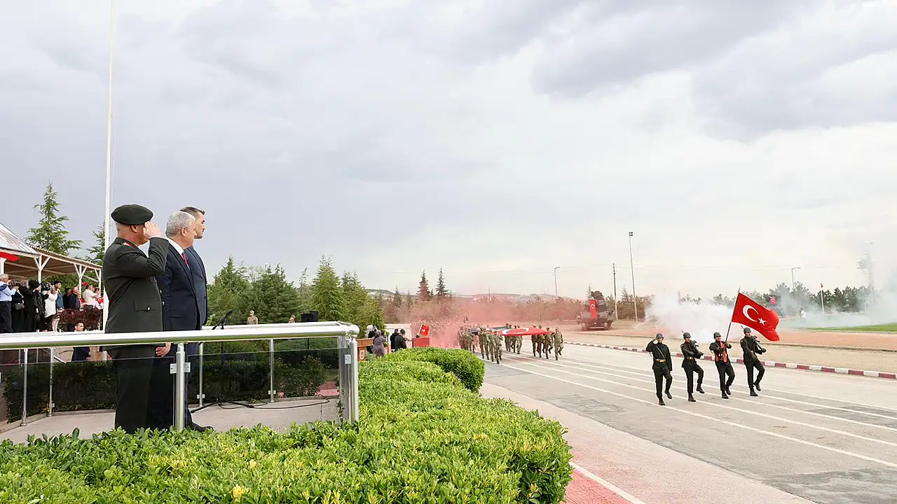 Konya'da Engelliler Haftası nedeniyle düzenlenen törende, 35 özel birey üniformalarını giyerek askerlik sevincini doyasıya yaşadı.