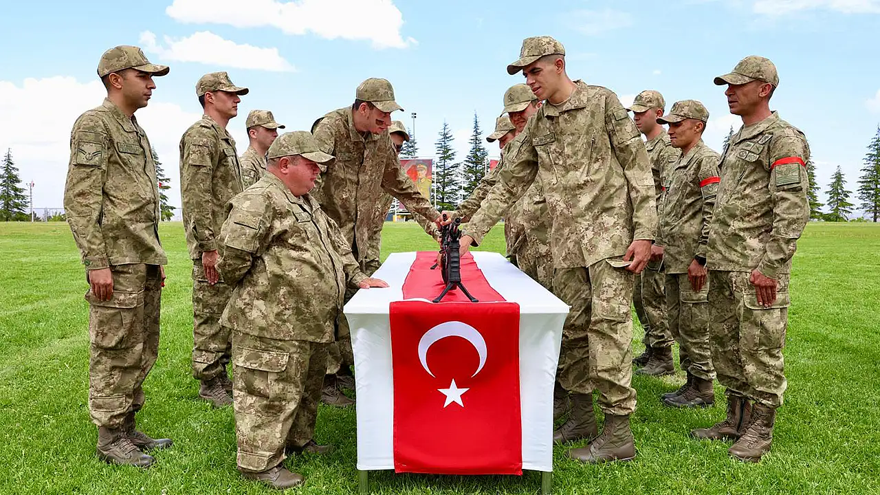 General Şükrü Olcay Kışlası'nda silah üzerine el basarak yemin eden özel erler, vatan savunmasındaki kararlılıklarını gösterdi.