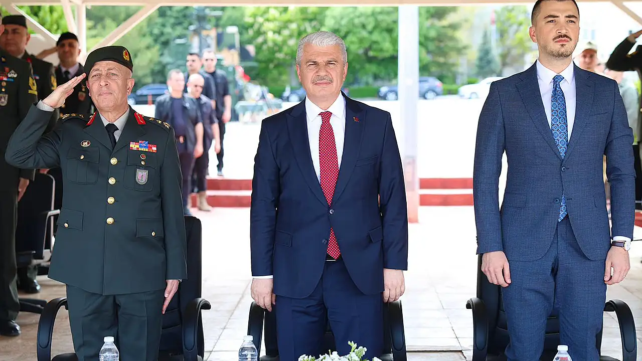 Yaş kütüğüne plaket çakan gençlerin gururu gözlerinden okunurken, terhis belgeleri protokol üyeleri tarafından takdim edildi.