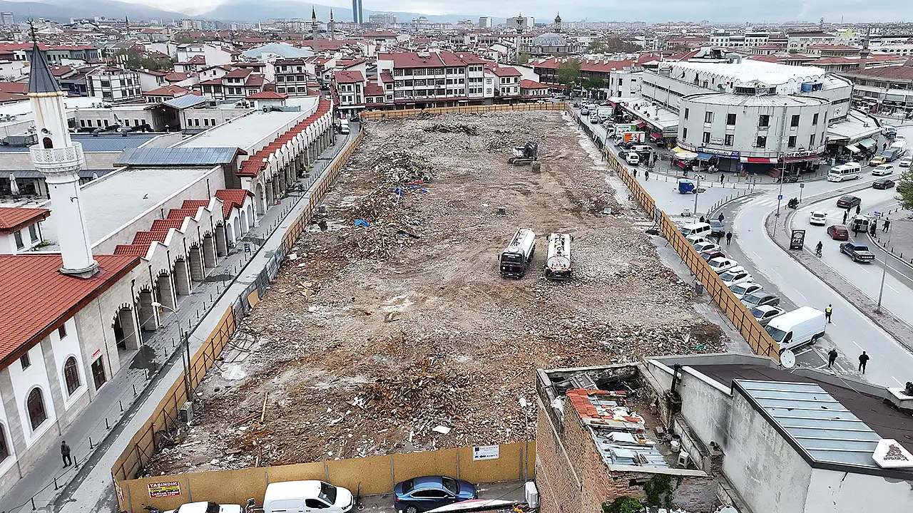 Konya Büyükşehir Belediyesi tarafından yürütülen Tarihi Osmanlı Buğday Pazarı Çevresi Kentsel Dönüşüm Projesi kapsamında Peynir Pazarı mevkisindeki yıkım çalışmaları başarıyla sonuçlandırıldı.